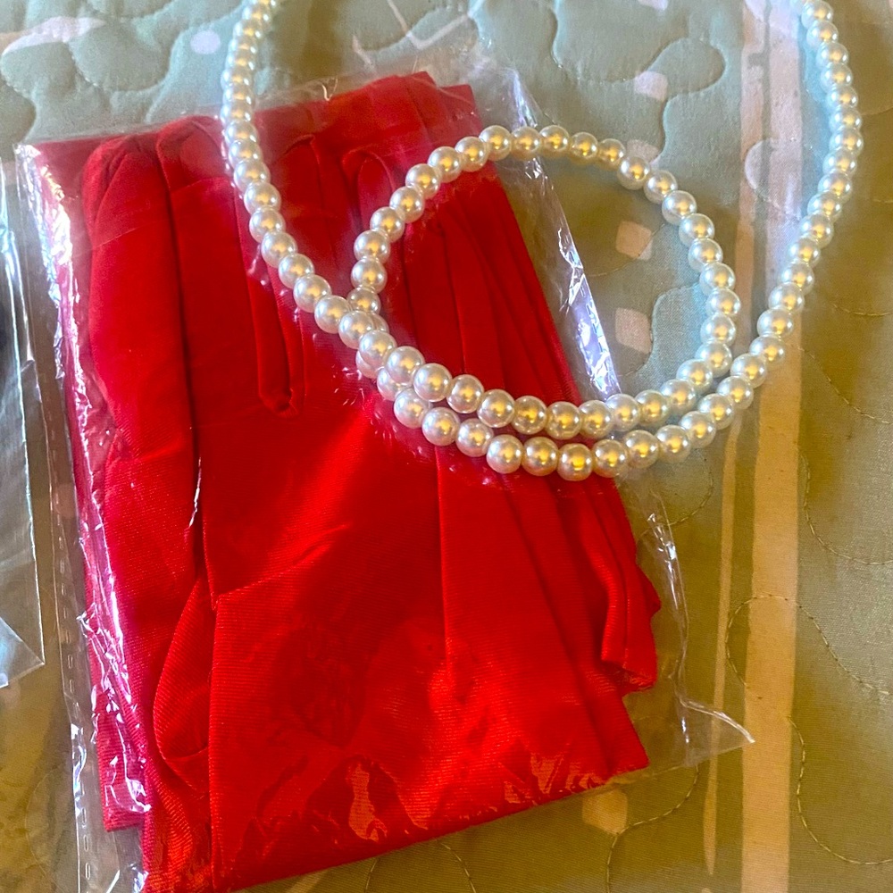 Gloves, pears & lace neck piece set